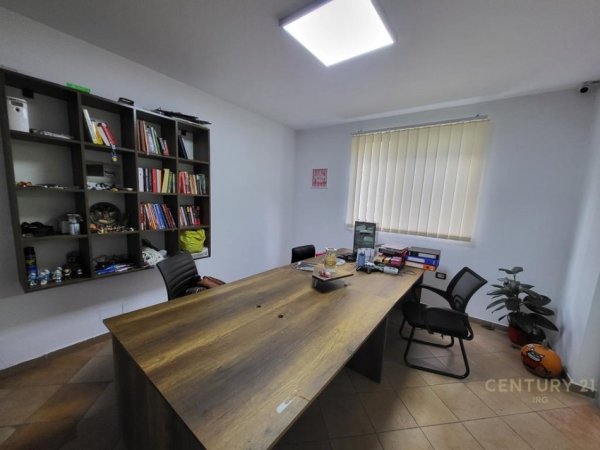 Tirane, jepet me qera zyre Kati 1, 880 m² 880 € (ISH PARKU)
