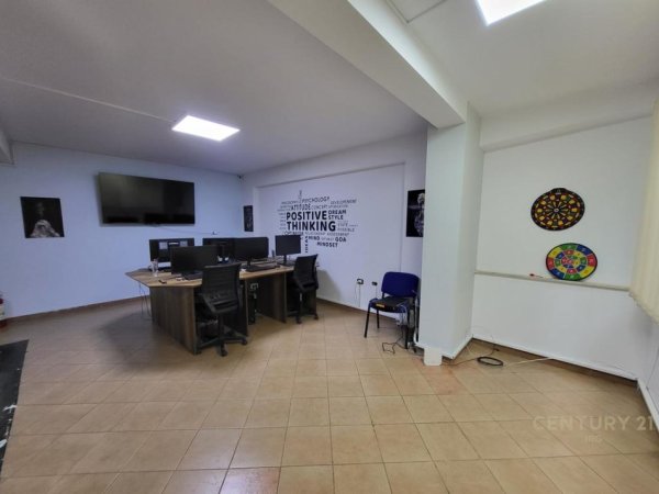 Tirane, jepet me qera zyre Kati 1, 880 m² 880 € (ISH PARKU)