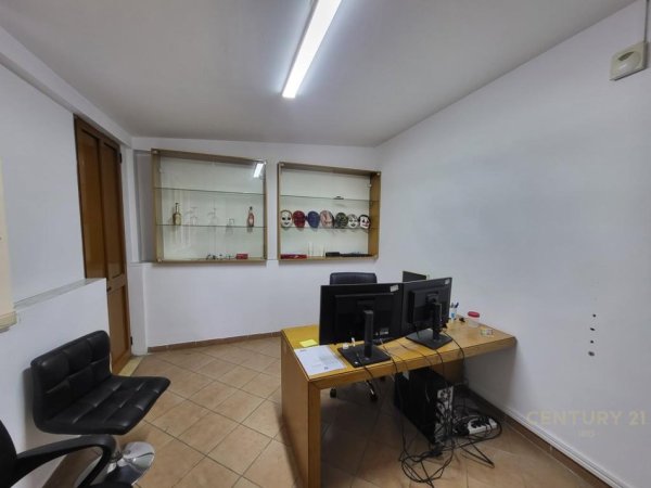 Tirane, jepet me qera zyre Kati 1, 880 m² 880 € (ISH PARKU)