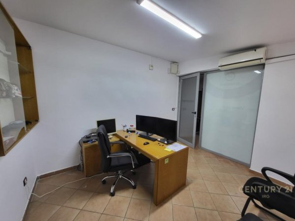 Tirane, jepet me qera zyre Kati 1, 880 m² 880 € (ISH PARKU)