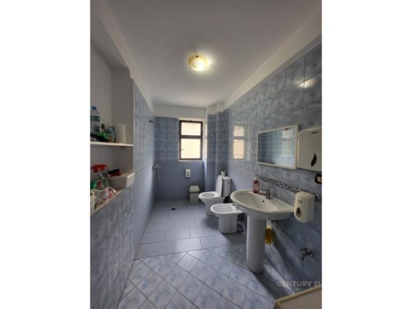 Tirane, jepet me qera zyre Kati 1, 880 m² 880 € (ISH PARKU)