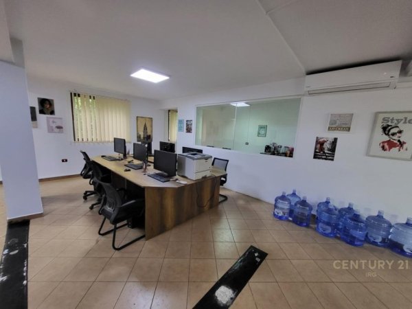 Tirane, jepet me qera zyre Kati 1, 120 m² 880 € (21 Dhjetori)