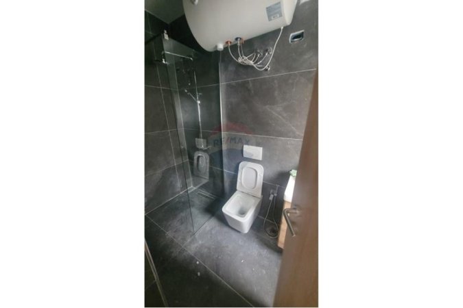 Tirane, jepet me qera ambjent biznesi , 54 m² 500 € (Sheshi Willson)