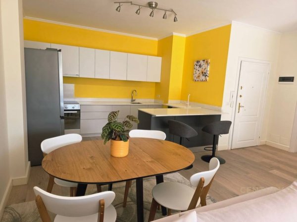 Tirane, jepet me qera apartament 1+1+Aneks+Ballkon Kati 4, 85 m² 1.000 € (Liceur Artistik)