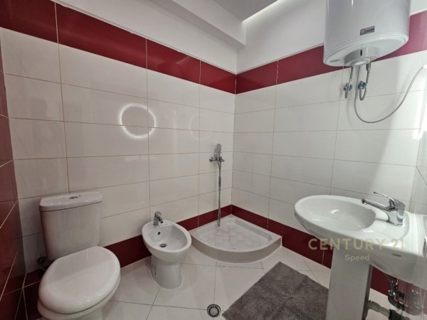 Jepet me qera apartament 2+1+2 Kati 3, 95 m² 890 € (Liqeni i Thate)