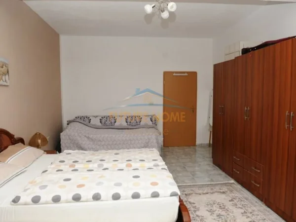 Tirane, jepet me qera apartament 1+1 Kati 2, 130 m² 400 € (Ali Dem, Tirane.)
