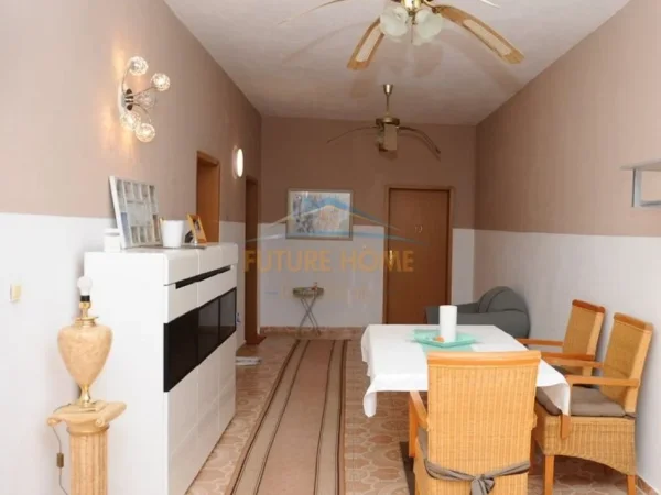Tirane, jepet me qera apartament 1+1 Kati 2, 130 m² 400 € (Ali Dem, Tirane.)