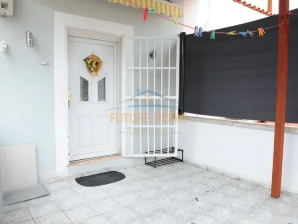 Tirane, jepet me qera apartament 1+1 Kati 2, 130 m² 400 € (Ali Dem, Tirane.)