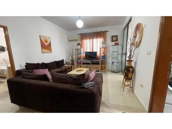 Tirane, jepet me qera apartament 3+1 Kati 4, 133 m² 550 € (Rruga Bardhyl, Tiranë.)