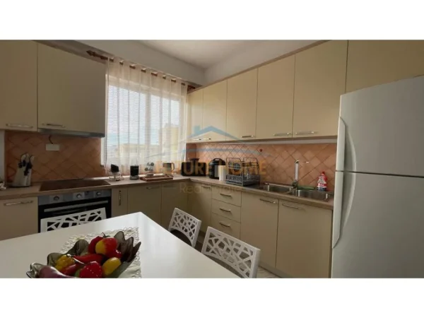Tirane, jepet me qera apartament 3+1 Kati 4, 133 m² 550 € (Rruga Bardhyl, Tiranë.)
