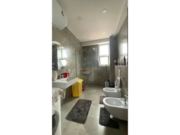Tirane, jepet me qera apartament 3+1 Kati 4, 133 m² 550 € (Rruga Bardhyl, Tiranë.)