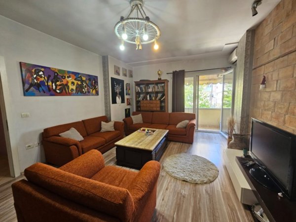 Tirane, jepet me qera apartament 2+1 Kati 2, 106 m² 600 € (Kristal Center)