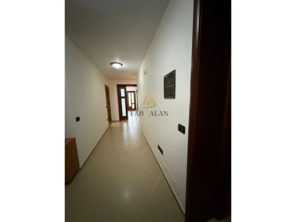 Fier, shitet apartament 1+1 Kati 3, 100 m² 70.000 € (FIER, LAGJIA APOLLONIA)