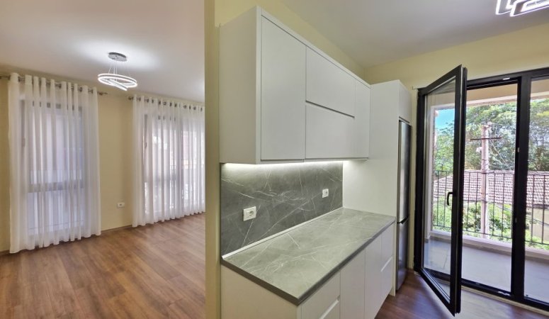 Tirane, jepet me qera apartament 1+1 Kati 2, 84 m² 500 € ( JEPET ME QERA APARTAMENT GJYSMË I MOBILUAR – ISH TREGU ELEKTRIK!)