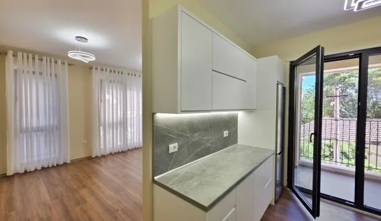 Tirane, jepet me qera apartament 1+1 Kati 2, 84 m² 500 € ( JEPET ME QERA APARTAMENT GJYSMË I MOBILUAR – ISH TREGU ELEKTRIK!)