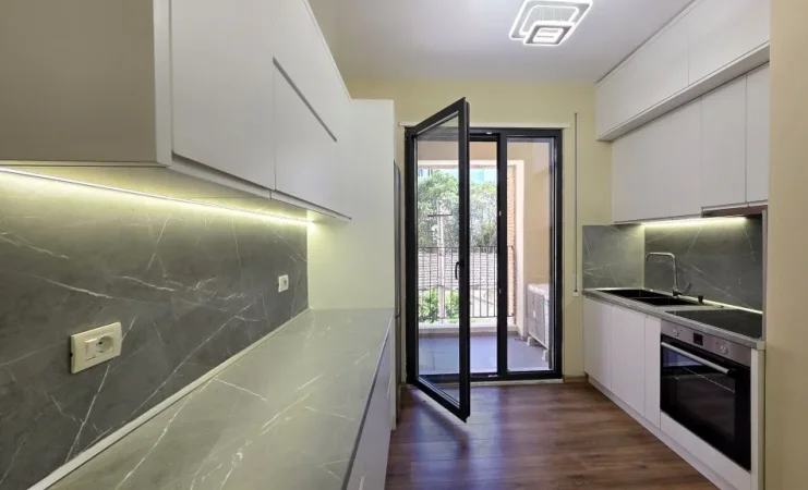 Tirane, jepet me qera apartament 1+1 Kati 2, 84 m² 500 € ( JEPET ME QERA APARTAMENT GJYSMË I MOBILUAR – ISH TREGU ELEKTRIK!)