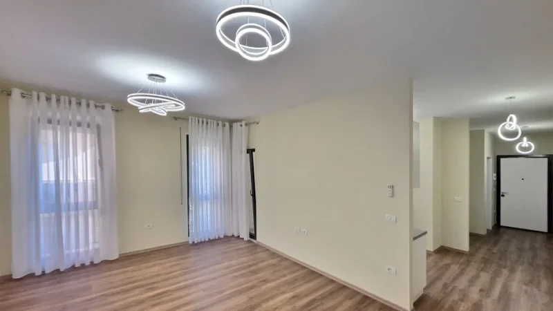 Tirane, jepet me qera apartament 1+1 Kati 2, 84 m² 500 € ( JEPET ME QERA APARTAMENT GJYSMË I MOBILUAR – ISH TREGU ELEKTRIK!)
