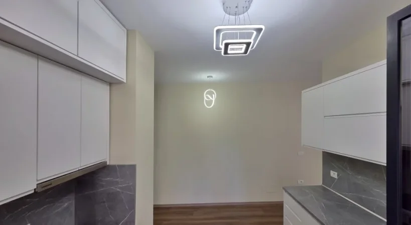 Tirane, jepet me qera apartament 1+1 Kati 2, 84 m² 500 € ( JEPET ME QERA APARTAMENT GJYSMË I MOBILUAR – ISH TREGU ELEKTRIK!)