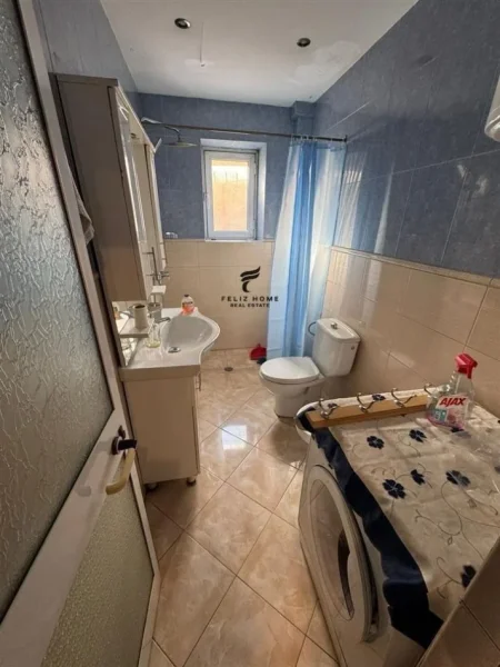 Tirane, jepet me qera apartament 2+1+Ballkon Kati 1, 80 m² 600 € (PAZARI I RI)