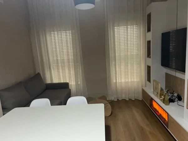 Tirane, jepet me qera apartament 1+1 Kati 6, 50 m² 400 € (Ali Demi)