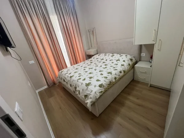 Tirane, jepet me qera apartament 1+1 Kati 6, 50 m² 400 € (Ali Demi)