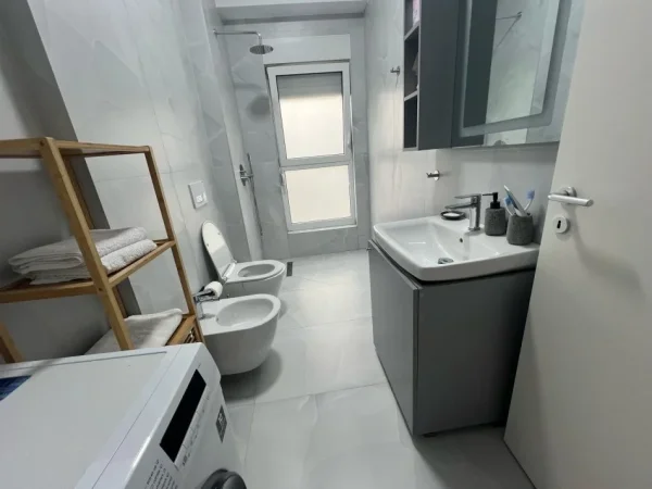 Tirane, jepet me qera apartament 1+1 Kati 6, 50 m² 400 € (Ali Demi)