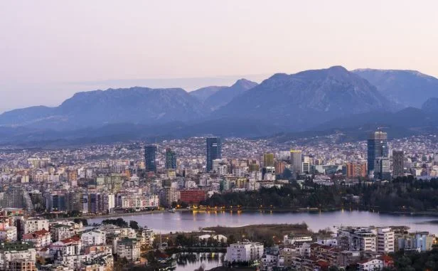 Tirane, jepet me qera dyqan Kati 0, 25 m² 400 € (Rr.Dibres)