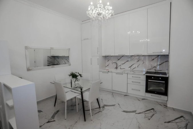 Tirane, jepet me qera apartament 1+1 , 78 m² 850 € (Rruga e Kavajes)