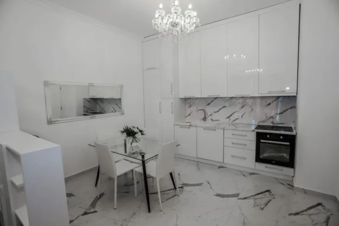 Tirane, jepet me qera apartament 1+1 , 78 m² 850 € (Rruga e Kavajes)