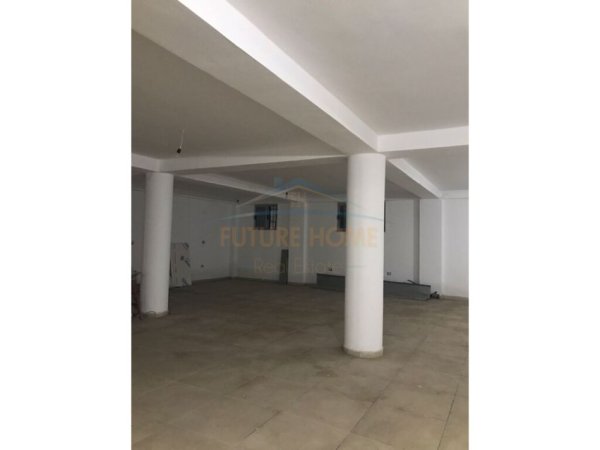 Tirane, jepet me qera magazine Kati -1, 284 m² 1.000 € (Laprakë)