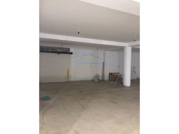 Tirane, jepet me qera magazine Kati -1, 284 m² 1.000 € (Laprakë)