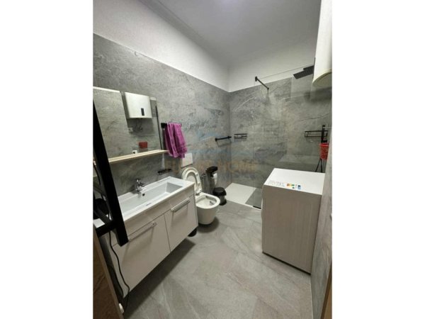 Tirane, jepet me qera apartament 3+1 Kati 4, 115 m² 1.200 € (Radisonit&quot;, Liqeni i Thate.)