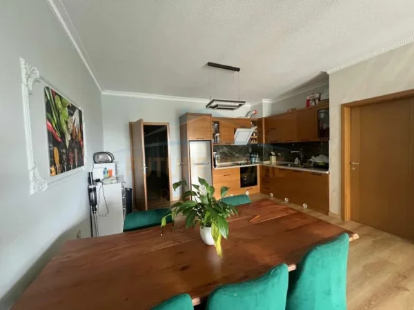 Tirane, jepet me qera apartament 3+1 Kati 4, 115 m² 1.200 € (Radisonit", Liqeni i Thate.)
