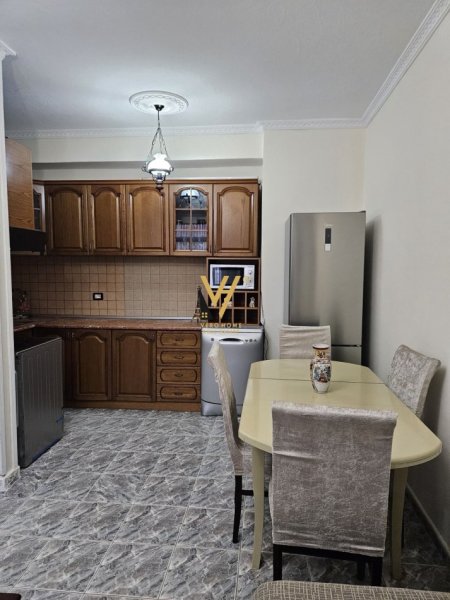 Tirane, jepet me qera apartament 2+1+Ballkon Kati 2, 97 m² 700 € (SHKOLLA E BALETIT)