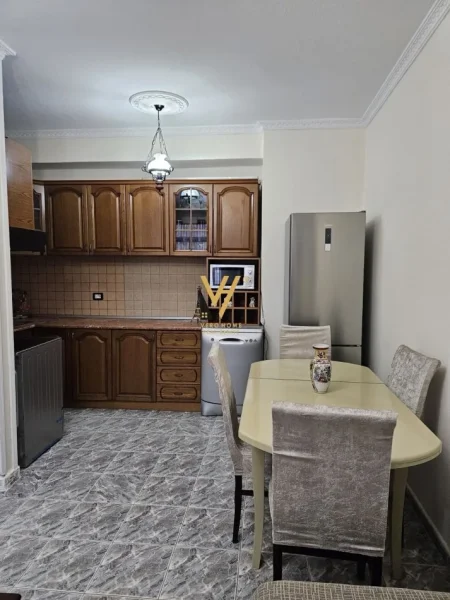 Tirane, jepet me qera apartament 2+1+Ballkon Kati 2, 97 m² 700 € (SHKOLLA E BALETIT)