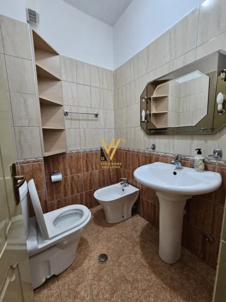 Tirane, jepet me qera apartament 2+1+Ballkon Kati 2, 97 m² 700 € (SHKOLLA E BALETIT)