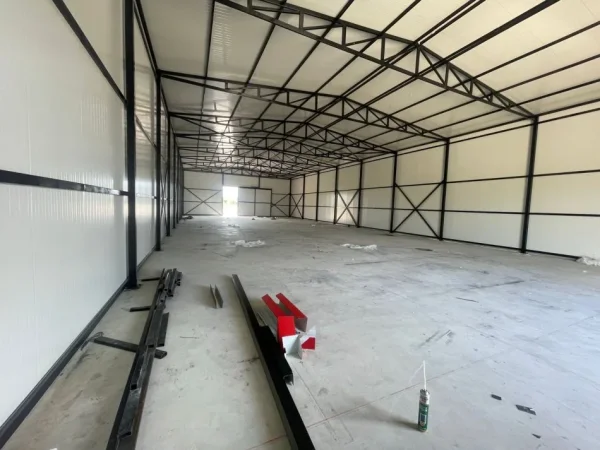 Tirane, jepet me qera ambjent biznesi Kati 0, 1.300 m² 1.200 € (Rinas)