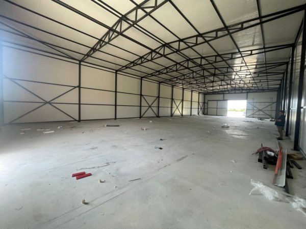 Tirane, jepet me qera ambjent biznesi Kati 0, 1.300 m² 1.200 € (Rinas)
