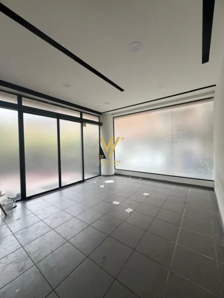 Tirane, jepet me qera dyqan Kati 0, 700 m² 5.000 € (STADIUMI DINAMO)