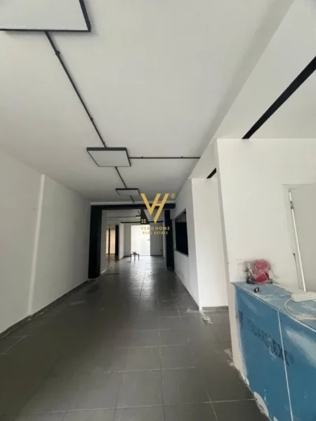 Tirane, jepet me qera dyqan Kati 0, 700 m² 5.000 € (STADIUMI DINAMO)