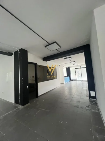Tirane, jepet me qera dyqan Kati 0, 700 m² 5.000 € (STADIUMI DINAMO)