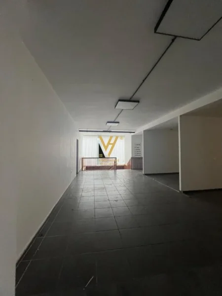 Tirane, jepet me qera dyqan Kati 0, 700 m² 5.000 € (STADIUMI DINAMO)