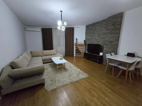 Tirane, jap me qera apartament 1+1+Ballkon Kati 3, 90 m² 600 € (Liqeni i Thate, afer hotel Radisson)