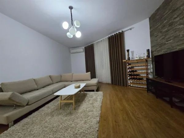 Tirane, jap me qera apartament 1+1+Ballkon Kati 3, 90 m² 600 € (Liqeni i Thate, afer hotel Radisson)