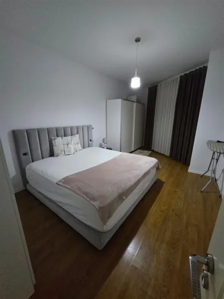 Tirane, jap me qera apartament 1+1+Ballkon Kati 3, 90 m² 600 € (Liqeni i Thate, afer hotel Radisson)