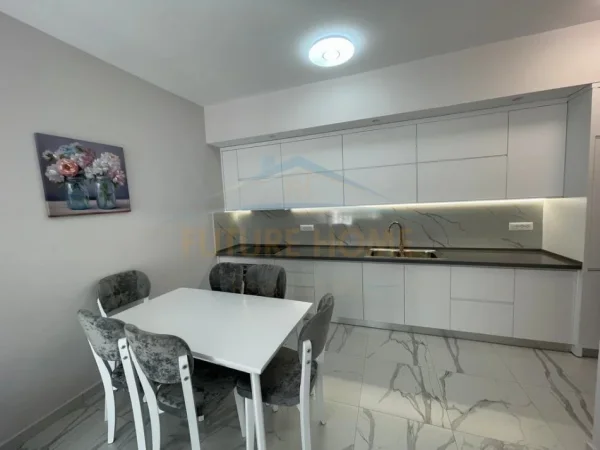 Tirane, jepet me qera apartament 2+1 Kati 6, 98 m² 850 € (Fusha e Aviacionit, Tiranë.)