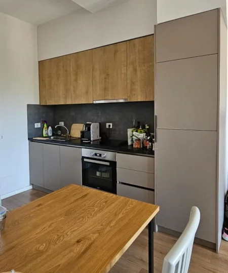 Tirane, jap me qera apartament 1+1+Ballkon Kati 7, 60 m² (21 Dhjetori, Kompleksi Kontakt)