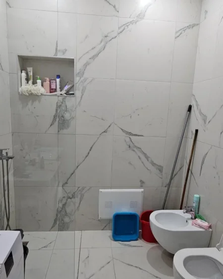 Tirane, jap me qera apartament 1+1+Ballkon Kati 7, 60 m² (21 Dhjetori, Kompleksi Kontakt)
