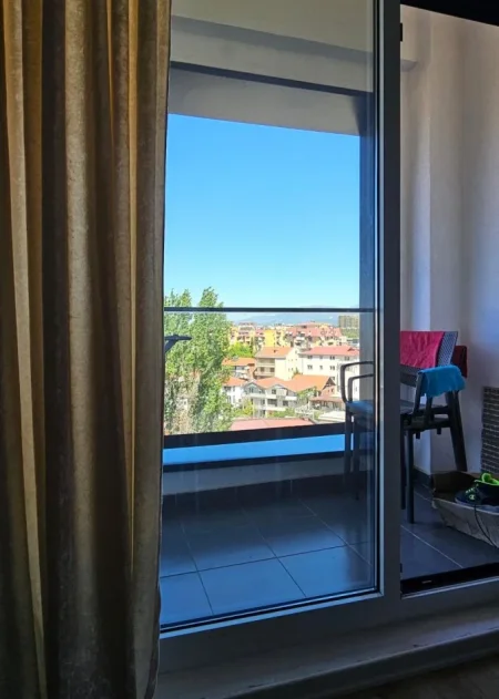 Tirane, jap me qera apartament 1+1+Ballkon Kati 7, 60 m² (21 Dhjetori, Kompleksi Kontakt)