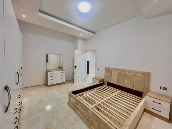 Tirane, jepet me qera apartament 1+1+Ballkon Kati 1, 137 m² 550 € (Selite)